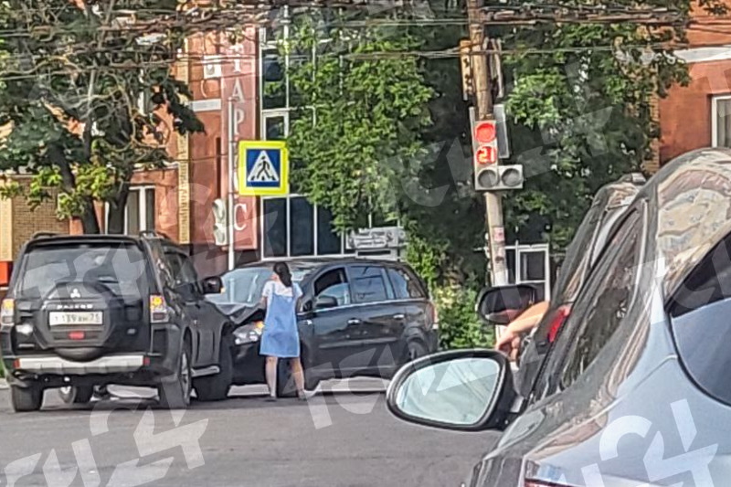 На улице Дмитрия Ульянова в Туле столкнулись две иномарки: собирается пробка