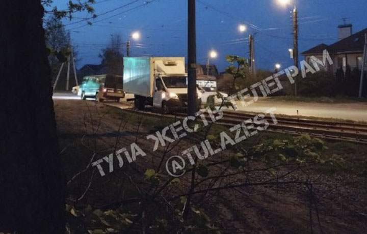 В Туле на Одоевском шоссе «Газель» застряла на трамвайных путях В Туле на Одоевском шоссе «Газель» застряла на трамвайных путях