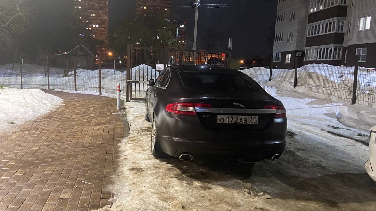 Брошенный Jaguar третий день не позволяет выехать со двора жителям  микрорайона на Зеленстрое в Туле — ТСН 24