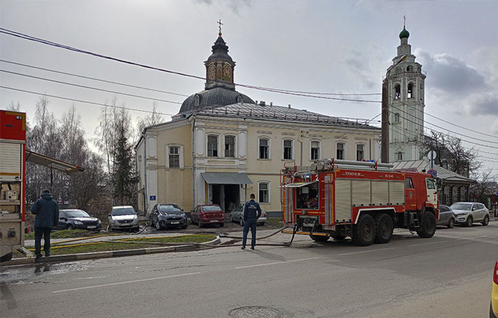 Спасатели тушат пожар в здании возле Музея оружия в Туле Спасатели тушат пожар в здании возле Музея оружия в Туле