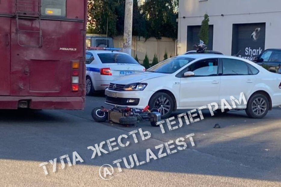 На улице Луначарского в Туле произошло ДТП с участием мотоцикла