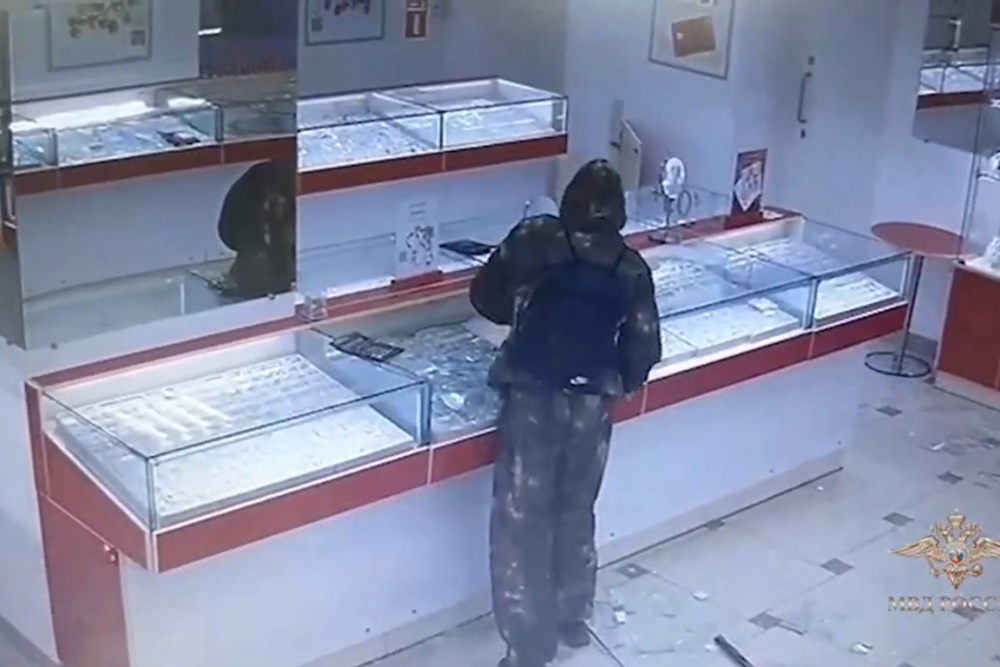 МВД опубликовало видео налета на ювелирный салон в Узловой