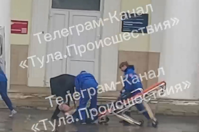 В Узловской городской больнице пациента уронили с каталки