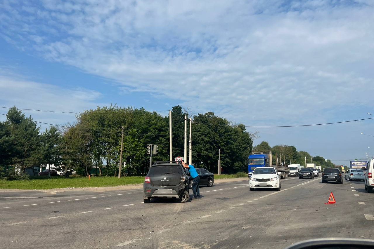 На Новомосковском шоссе Тулы столкнулись два автомобиля — ТСН 24