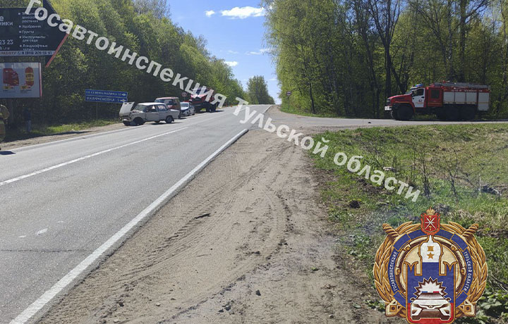 Трех человек госпитализировали в результате аварии на трассе М-2 «Крым» в Тульской области Трех человек госпитализировали в результате аварии на трассе М-2 «Крым» в Тульской области