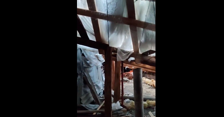 В Узловой обвалившуюся крышу многоквартирного дома накрыли пленкой