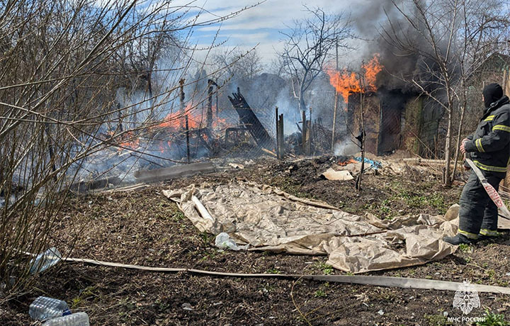 В Тульской области за прошедшие сутки спасатели потушили три пожара В Тульской области за прошедшие сутки спасатели потушили три пожара