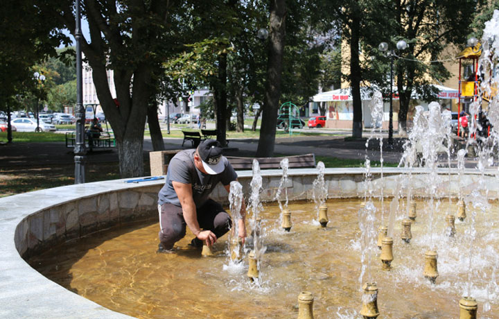 В Туле помыли фонтан в сквере имени Льва Толстого