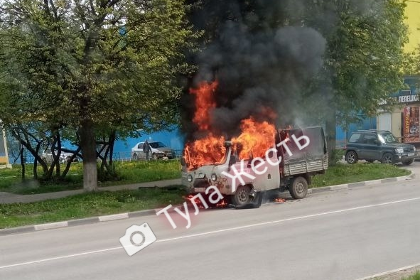 На улице Металлургов в Туле 5 мая сгорел УАЗ