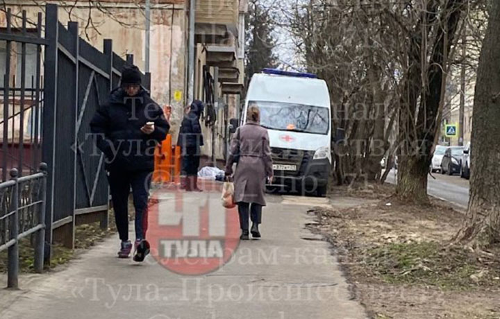 В Туле возле библиотеки на улице Смидович обнаружен труп мужчины