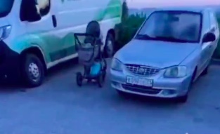 В микрорайоне Северная Мыза в Туле на парковку подбросили младенца в коляске