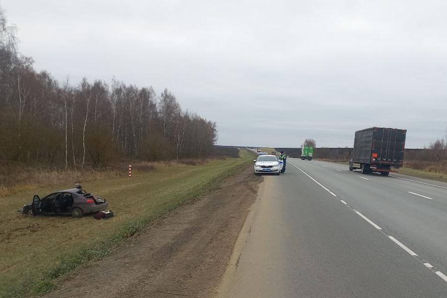 ﻿На трассе М-2 «Крым» в Щекино иномарка слетела в кювет и опрокинулась