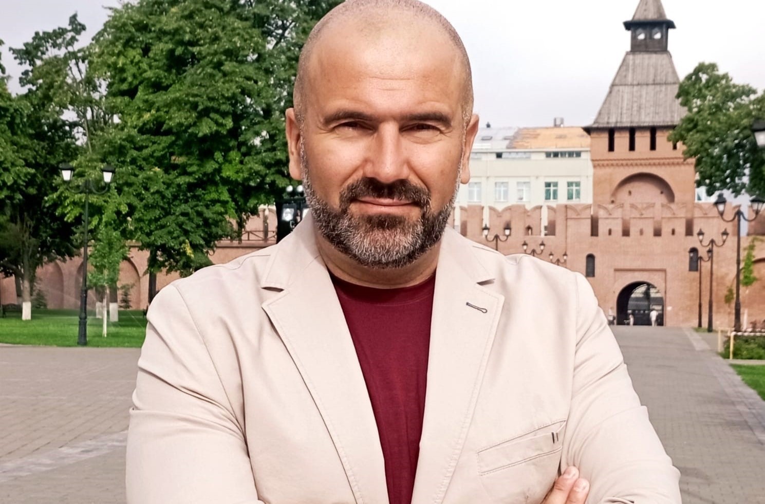 О фестивале «Пятницкая башня», роли Агдама в сериале «Зона» и чудесах, которые творит искусство: интервью с артистом и режиссёром Вадимом Медведевым