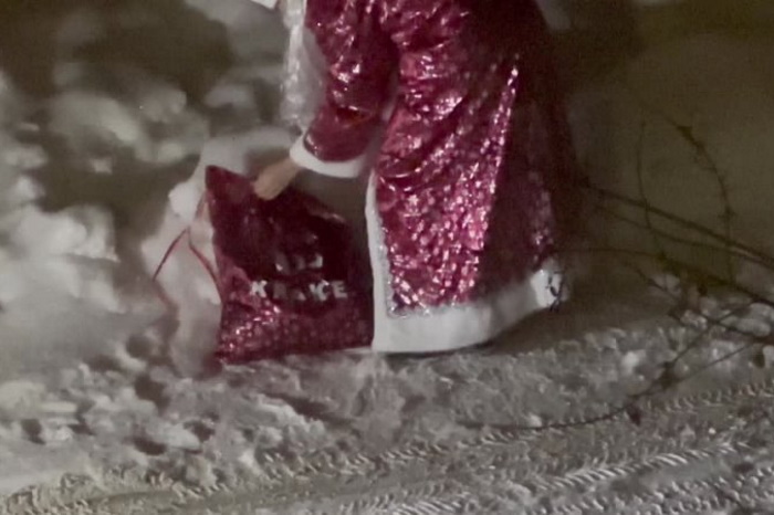 Туляки жалуются на подозрительного Деда Мороза, который прячет в снегу "подарки"