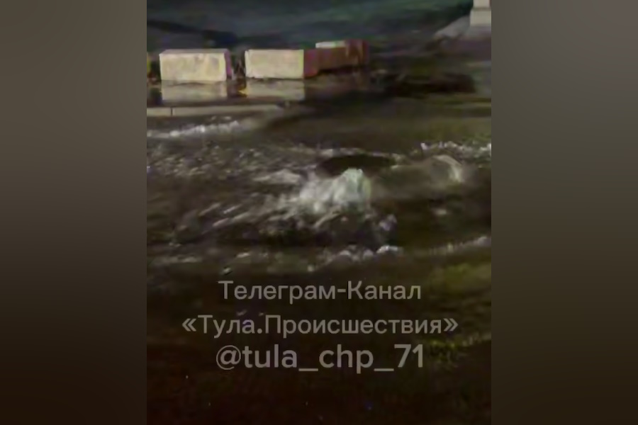 ﻿Вода из колодца залила дорогу на улице Максима Горького в Туле