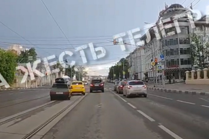 На видео попала "битва учителей" по вождению на улице Октябрьской в Туле