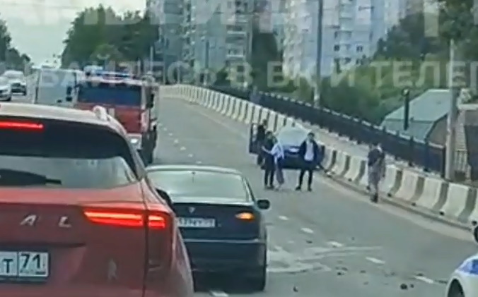 ДТП и пробку на Московском путепроводе в Туле устроили BMW и Peugeot