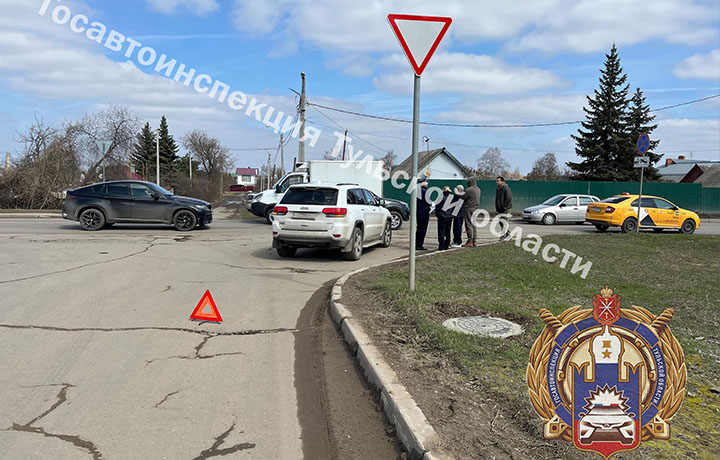 17-летняя девушка пострадала при столкновении двух иномарок в Новомосковске