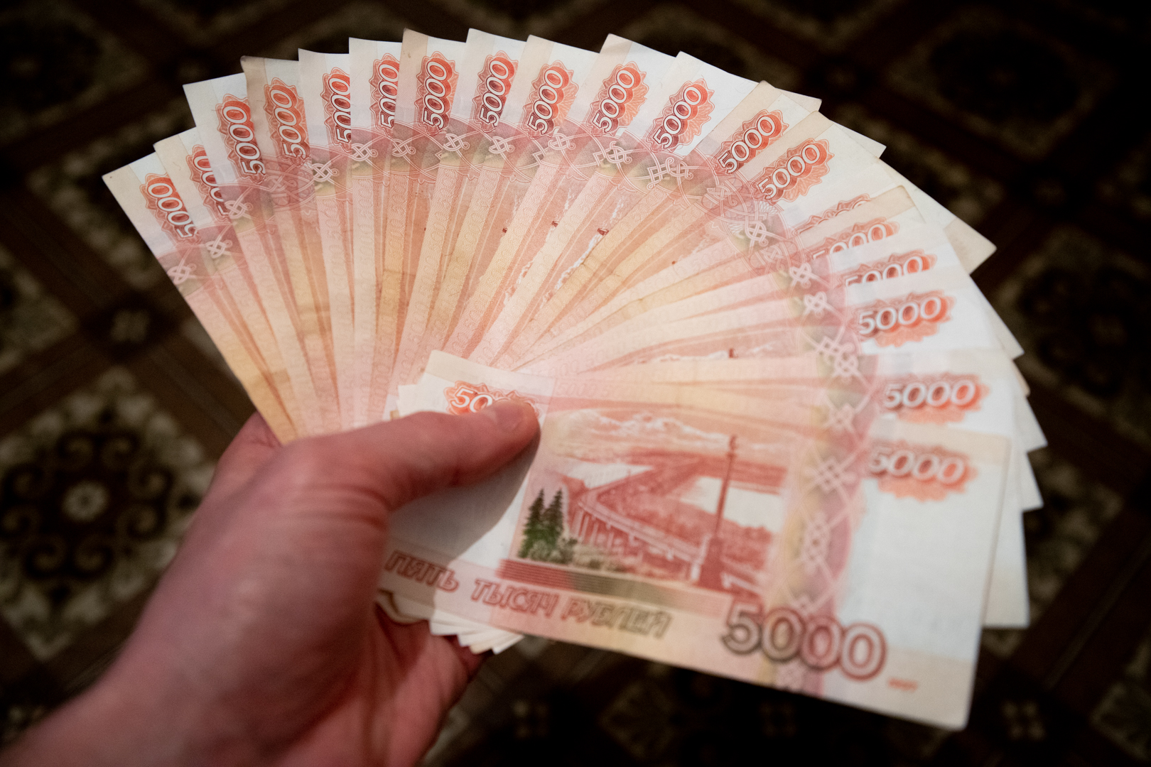 Эксперт рассказал, куда выгодно и безопасно вкладывать деньги в период проведения СВО