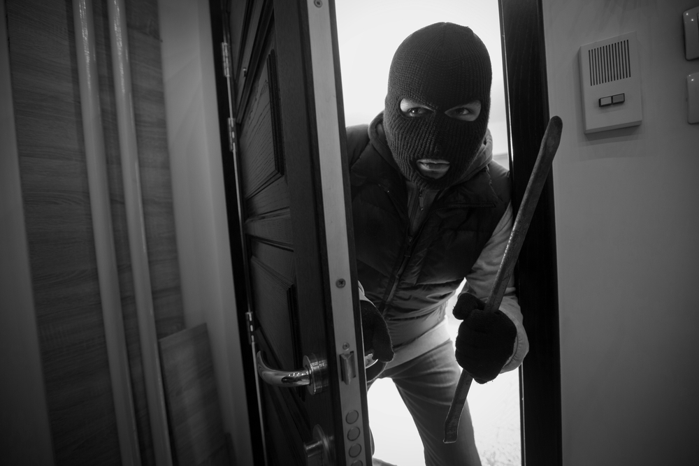 ﻿В Новомосковске мужчина через окно залез в чужую квартиру и украл золото с ключами от машины и коньяком