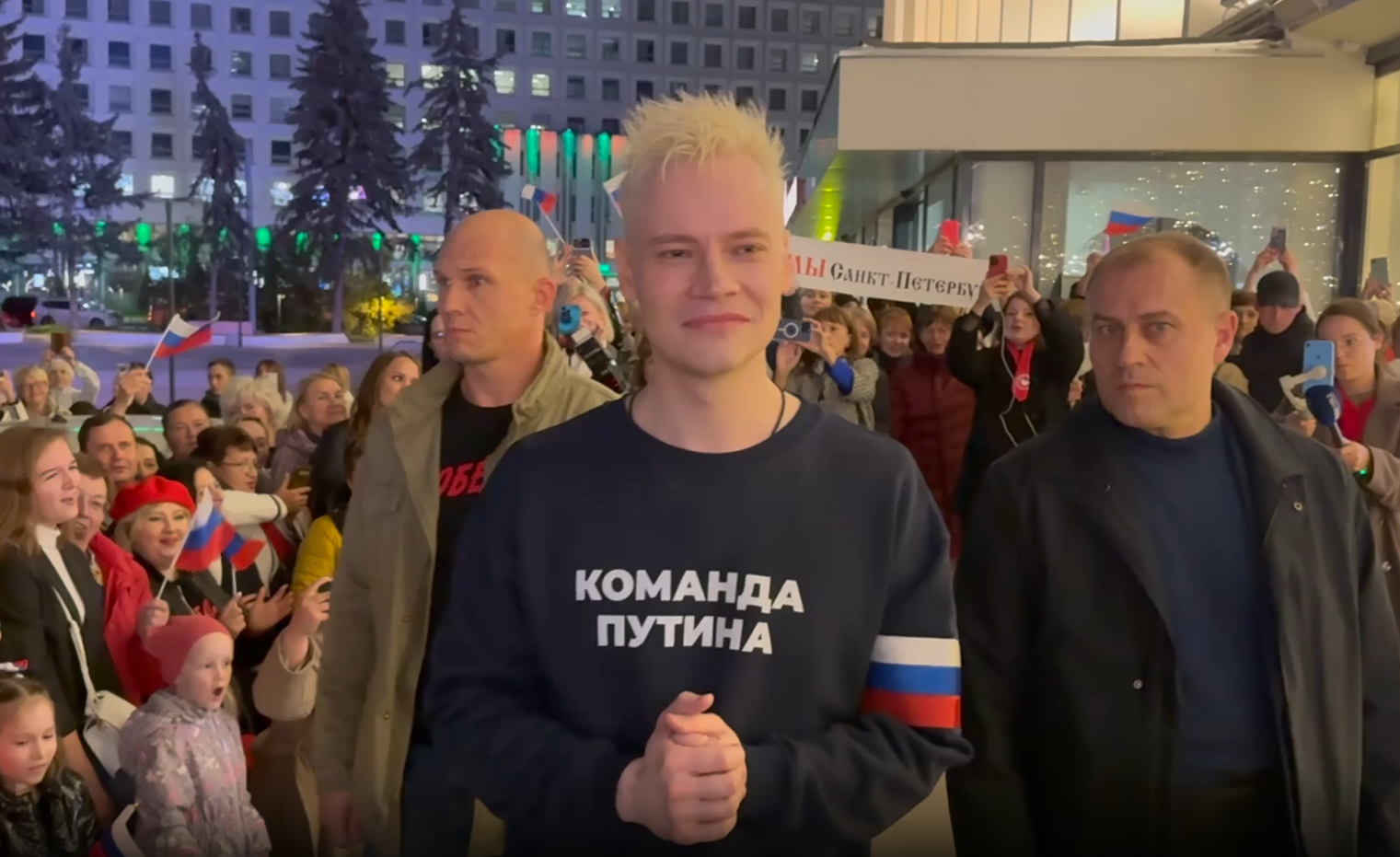 SHAMAN поздравил Путина с днем рождения, спев на улице в Нижнем Новгороде гимн России