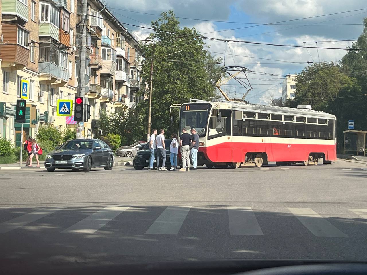 Трамвай столкнулся с BMW на улице Болдина в Туле