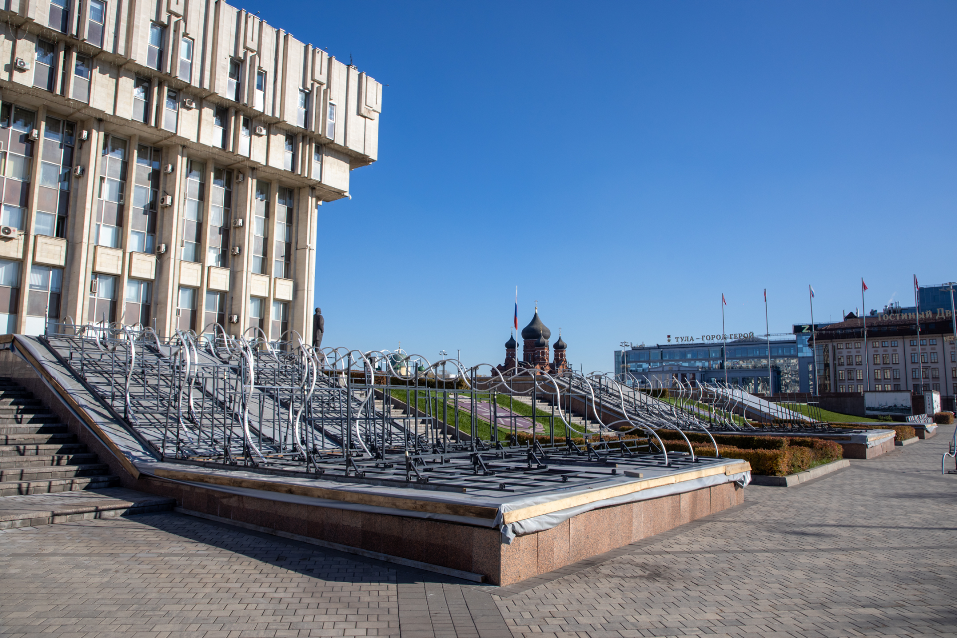 В Туле приступили к установке новогодних конструкций