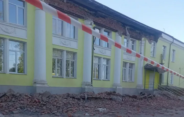 В администрации Ясногорска прокомментировали обрушение части стены городского Дворца культуры