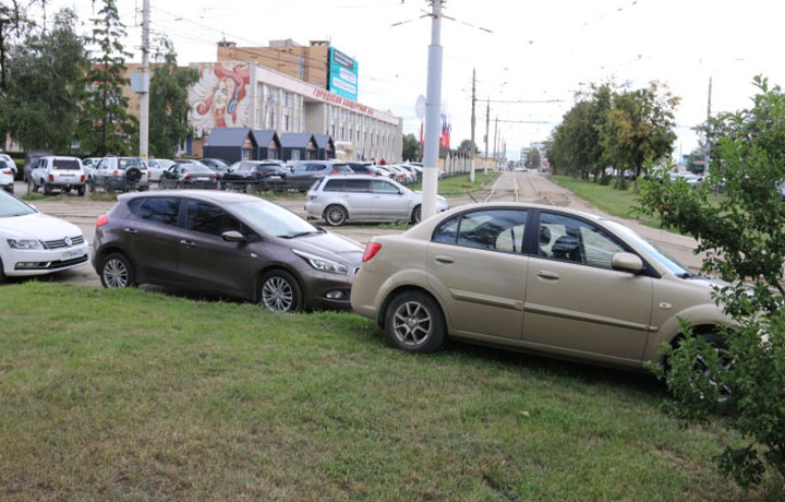 В Туле оштрафовали 247 любителей парковаться на газонах