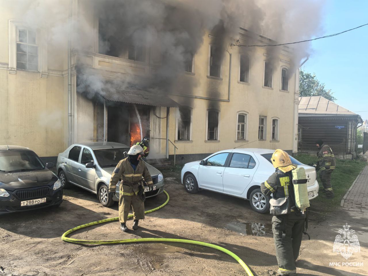 Спасатели потушили горящий особняк на Демидовской в Туле