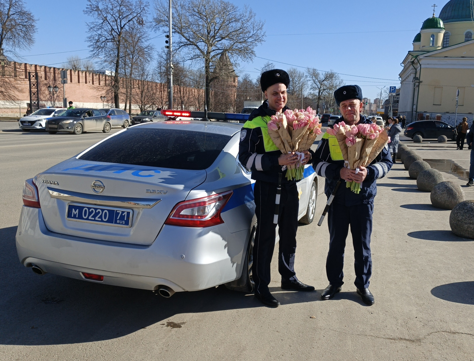 Тульские госавтоинспекторы поздравили женщин-водителей с 8 Марта