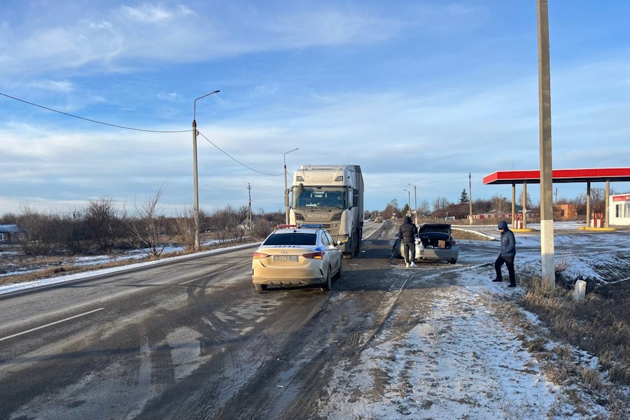 Ребенок пострадал в ДТП с фурой и легковушкой на трассе в Каменском районе