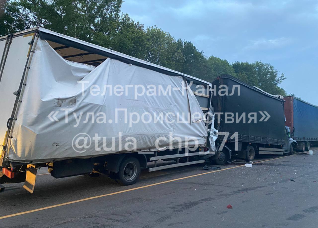 Три грузовика столкнулись на границе Плавского и Чернского районов