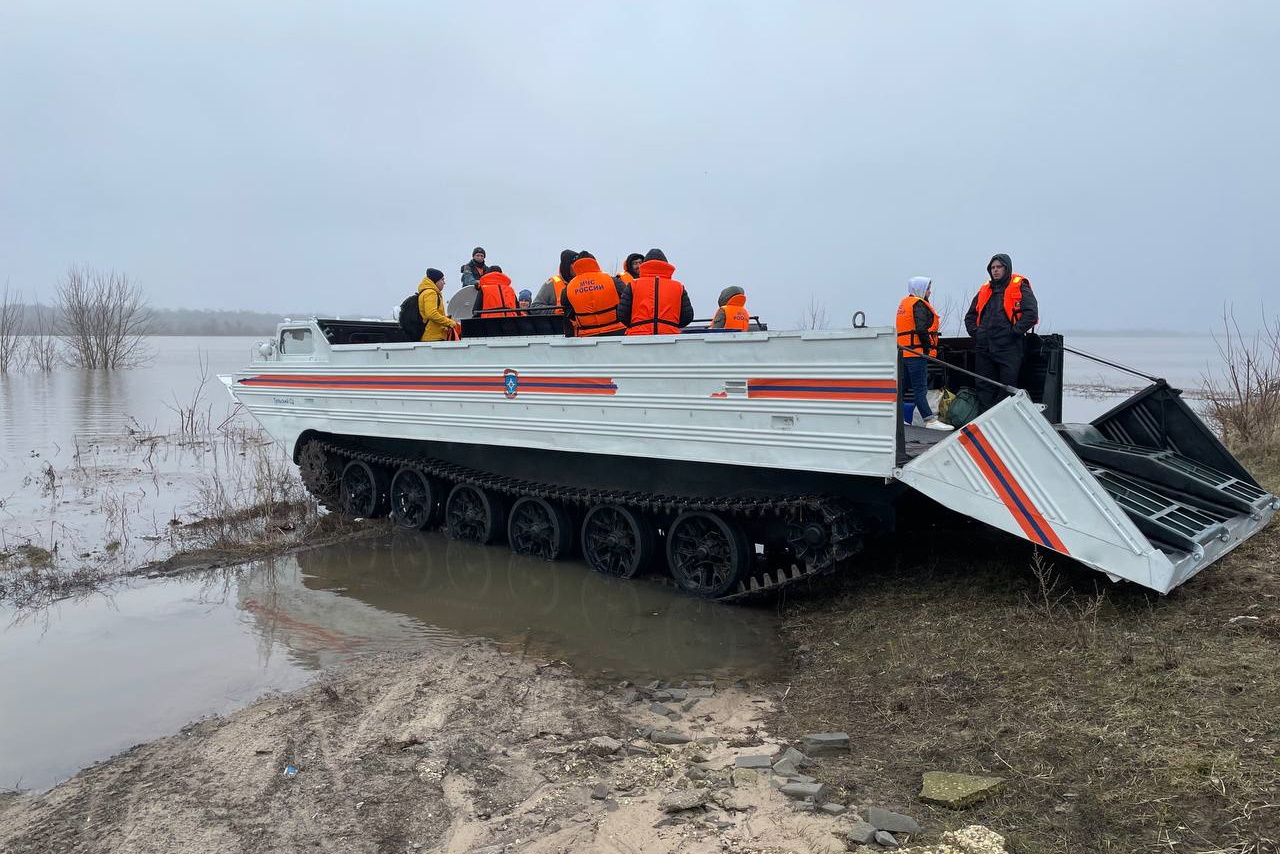 ﻿Тульские спасатели предоставили плавающий транспорт для перевозки рязанцев  из-за половодья — ТСН 24