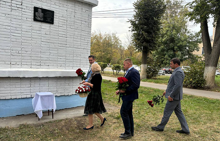 В Новомосковске открыли памятную доску бывшему председателю городского суда Павлу Гусаку