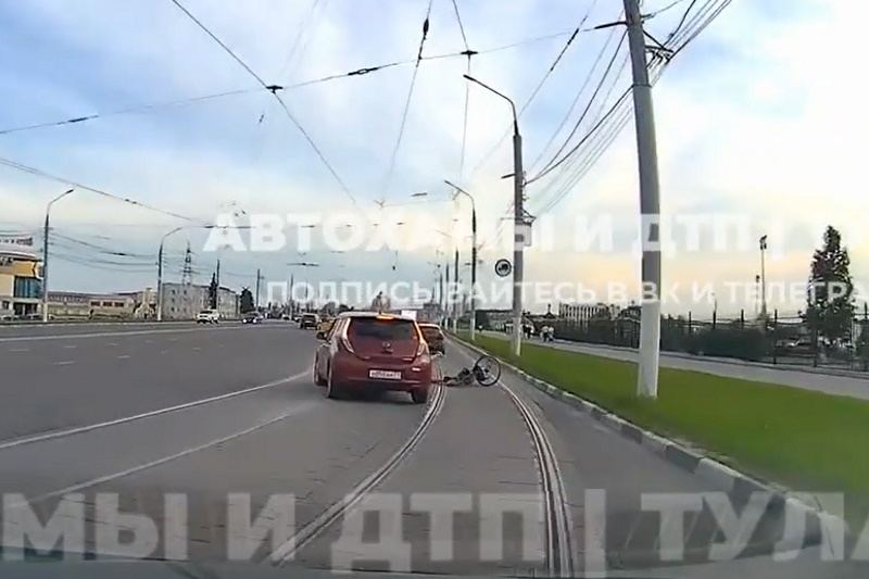 Машина едва не проехала по голове упавшему велосипедисту на улице Октябрьской в Туле