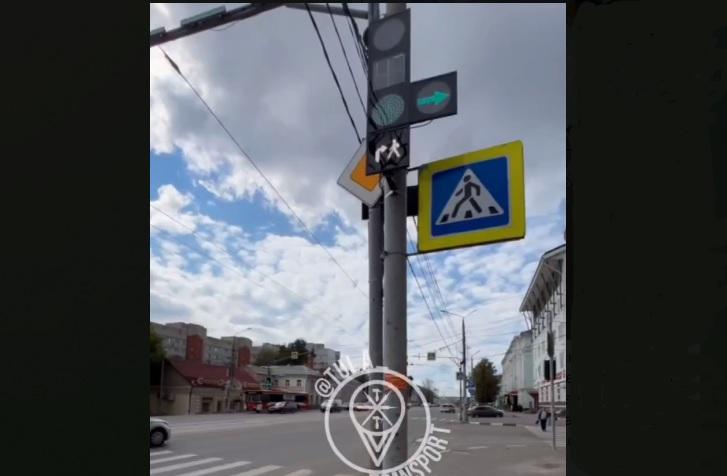 На перекрестке улиц Октябрьской и Литейной в Туле установили стрелку с мигающим сигналом