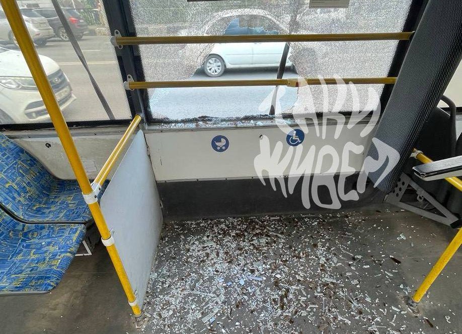 На улице Советской в Туле в троллейбусе на ходу пробило окно из-за неизвестного предмета