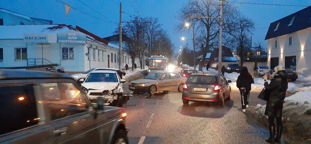 Два легковых автомобиля столкнулись на улице Луначарского