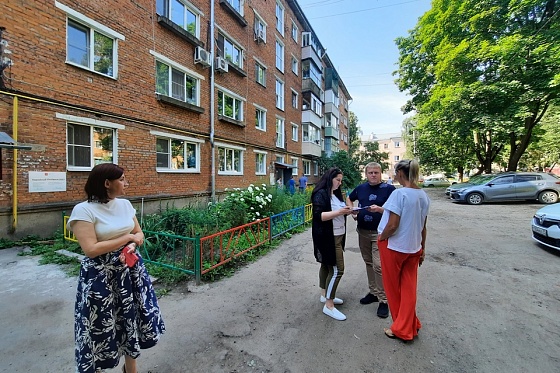 В доме по улице Кутузова в Туле покрасили подъезды и установили новые тамбурные двери