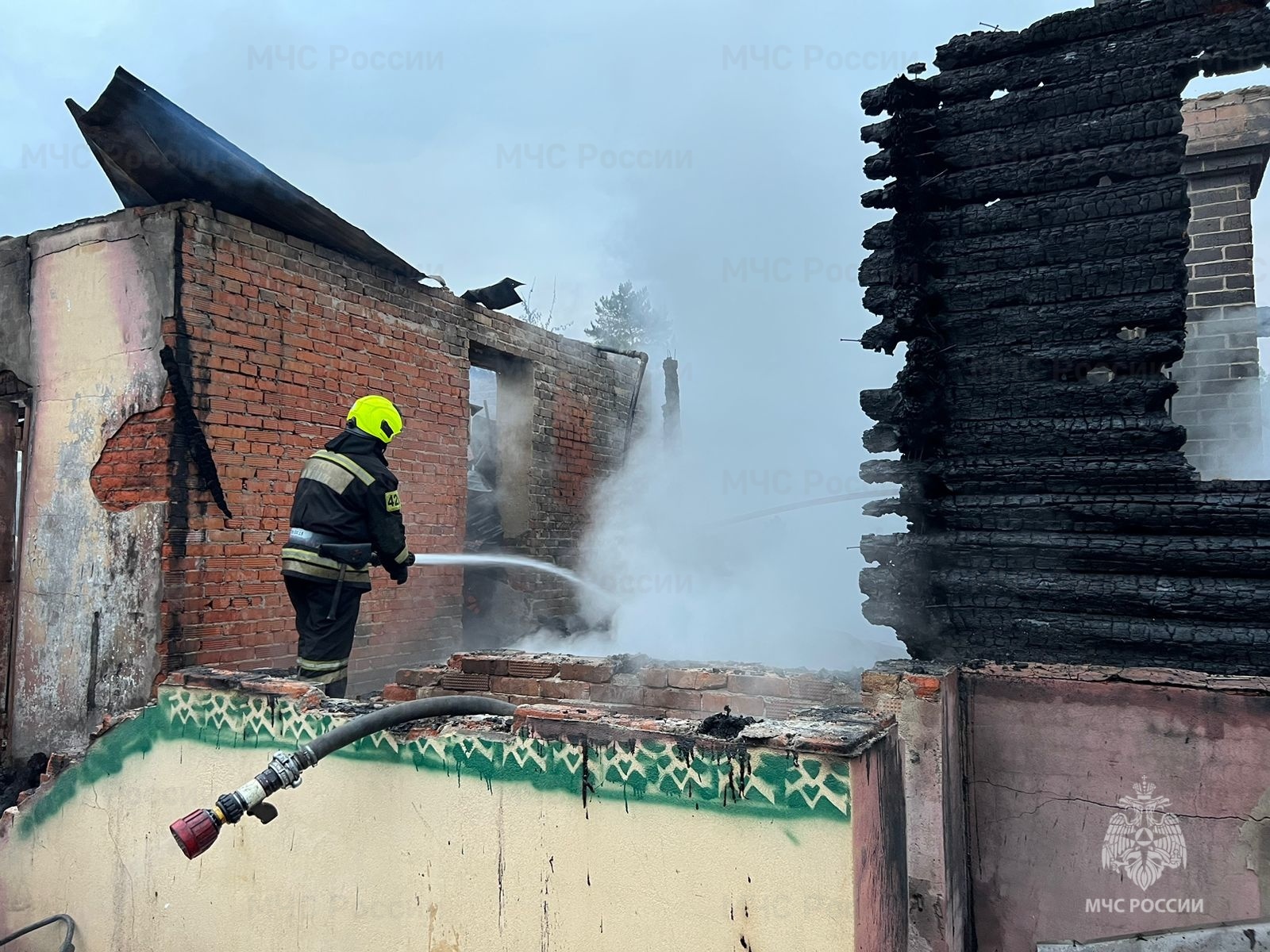 Пожар уничтожил жилой дом в СНТ в Заокском районе — ТСН 24