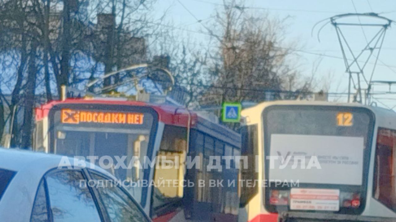 На пересечении улиц Николая Руднева и Станиславского в Туле образовалась пробка из-за поломки пантографа