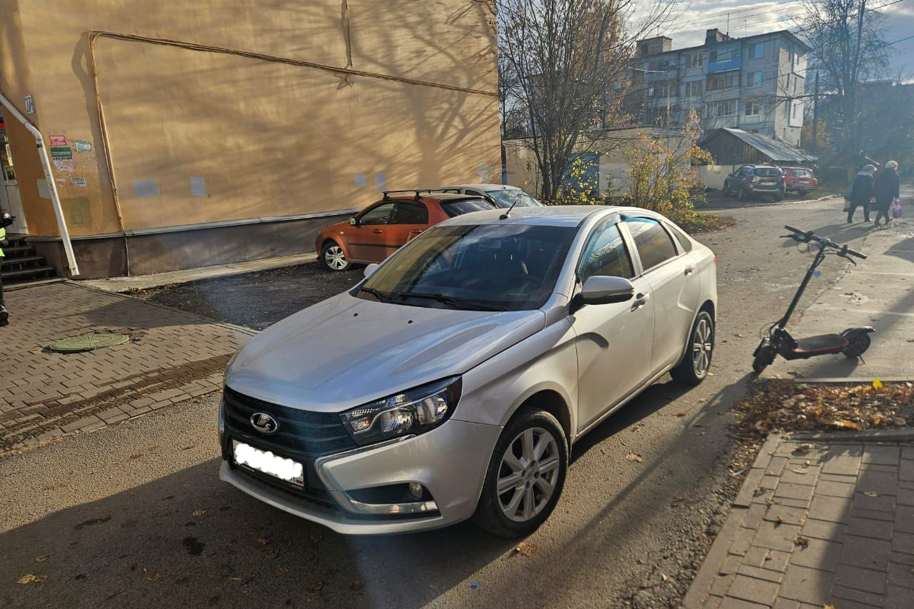 Водитель Lada Vesta врезался в самокатчика на улице 9 Мая в Туле