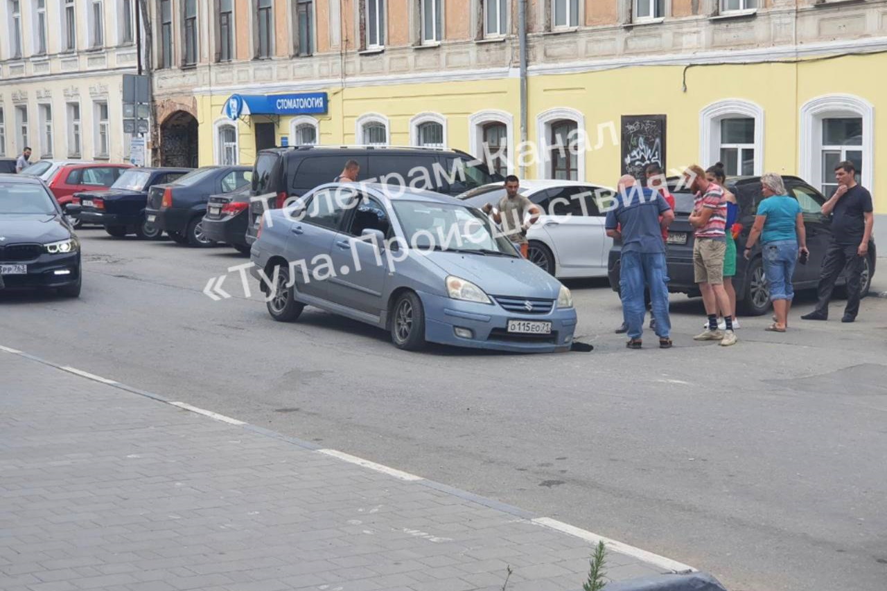Иномарка попала в яму на улице Каминского в Туле