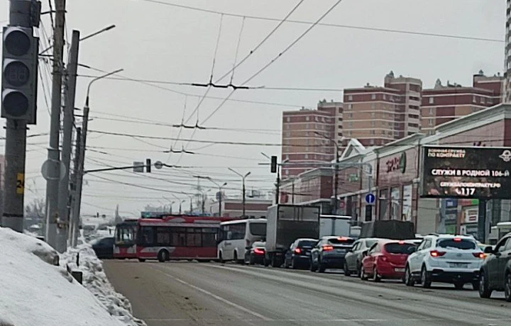 «Тулагорэлектротранс»: у троллейбуса, перекрывшего движение на проспекте Ленина, слетела штанга