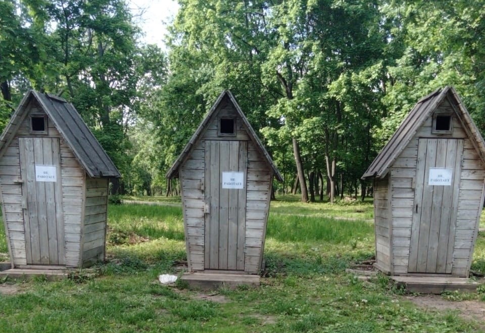 Соцсети: в Богородицке человек едва не провалился в выгребную яму уличного туалета в местном парке