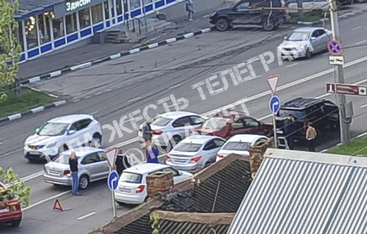 Улица Октябрьская в Туле встала в пробке из-за ДТП Улица Октябрьская в Туле встала в пробке из-за ДТП