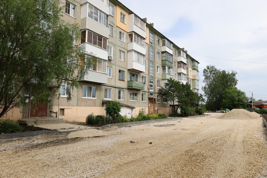 В Новомосковске ремонтируют восемь дворов по программе ФКГС