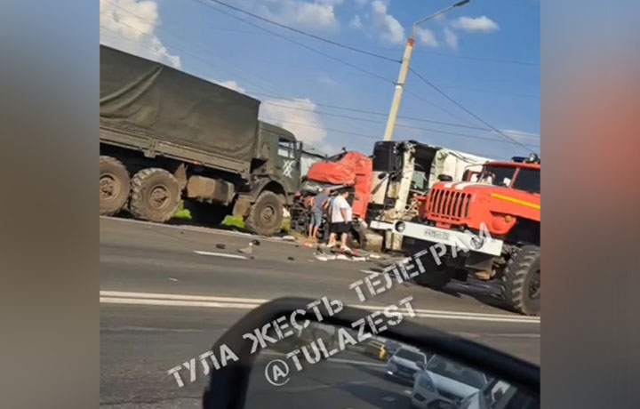 Лобовое столкновение большегрузов произошло на трассе «Золотое кольцо» в Тульской области