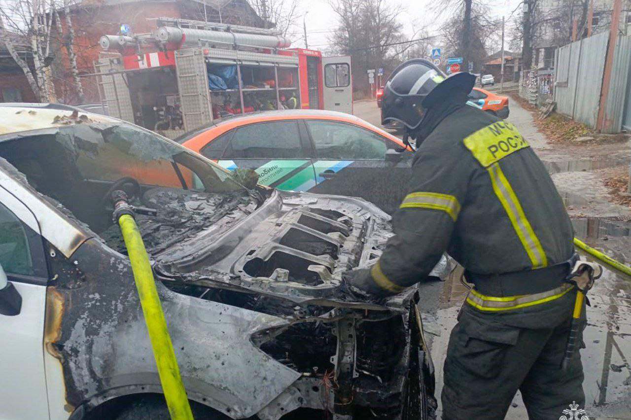 На улице Пушкинской в Туле сгорел легковой автомобиль